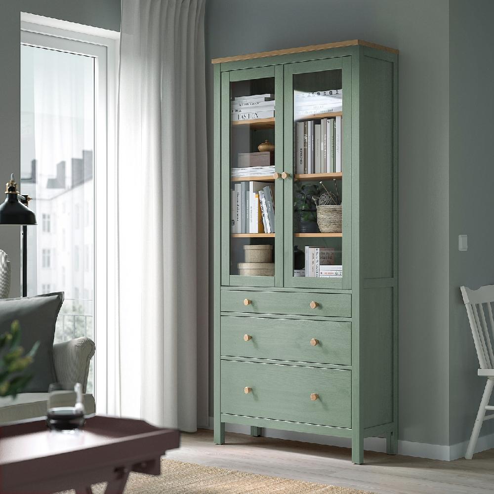 IKEA HEMNES Vitrine mit 3 Schubladen graugrün/hellbraun lasiert 90x197 cm Bis zu 60% Rabatt