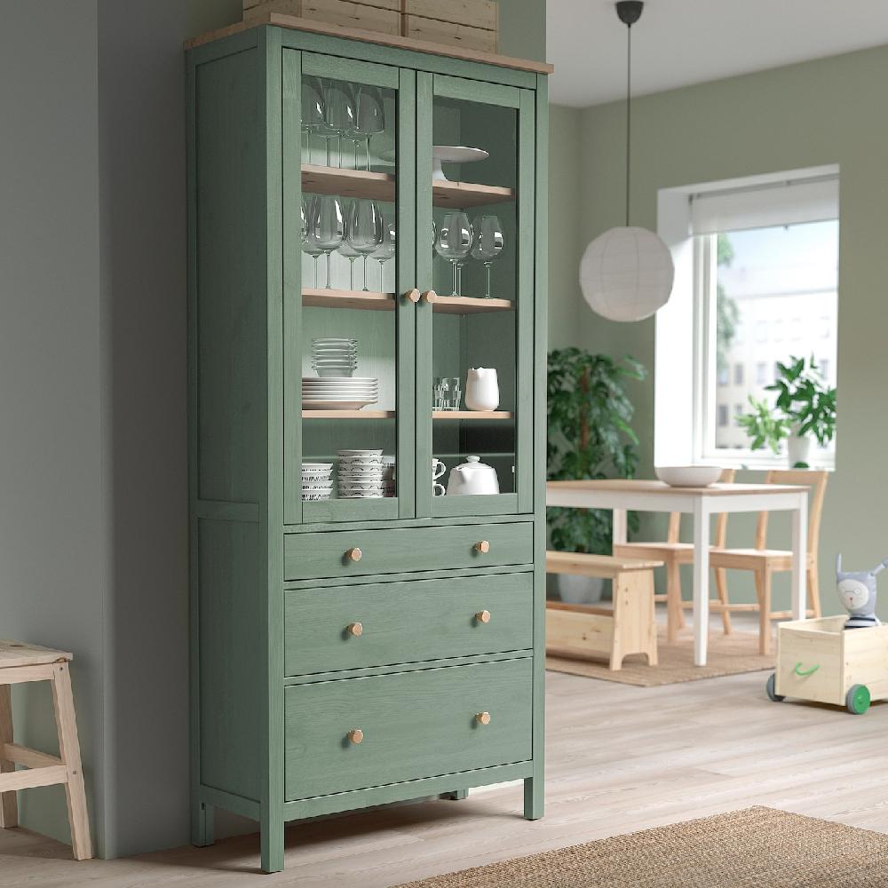 IKEA HEMNES Vitrine mit 3 Schubladen graugrün/hellbraun lasiert 90x197 cm Bis zu 60% Rabatt