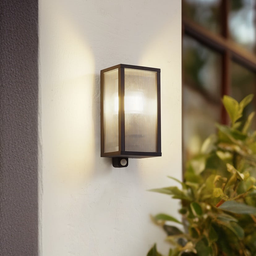 lampenwelt Lindby Außenwandlampe Peldar Sensor Riffelglas IP44 E27 Schlussverkauf