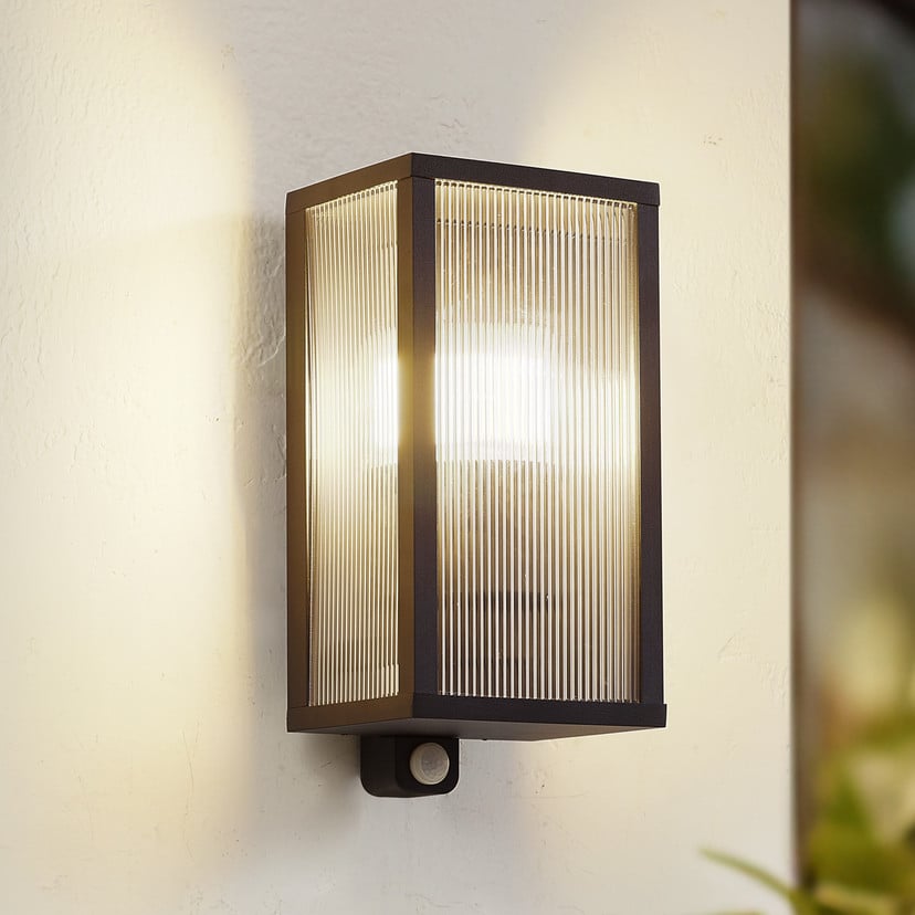 lampenwelt Lindby Außenwandlampe Peldar Sensor Riffelglas IP44 E27 Schlussverkauf